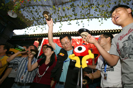 图文:手捧新浪吉祥物干杯