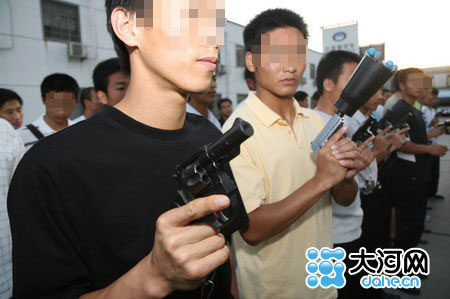 郑州特警身穿便衣持枪巡逻郑州特警身穿便衣持枪巡逻郑州特警身穿便衣