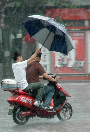 图文:韦帕来了 申城普降暴雨