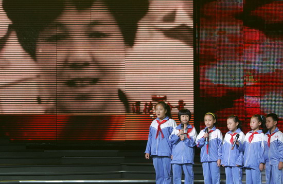 以身挡车救学生的江苏常州金坛城南小学教师殷雪梅生前照片出现在屏幕