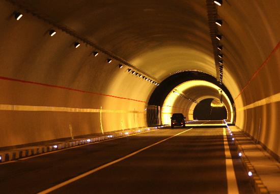 图文:西汉高速:桥隧相连成秦岭新景观(1)_新闻中心_新浪网