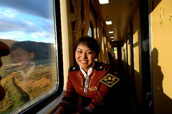 图文:青藏线首位藏族女列车长――索朗德吉(1)