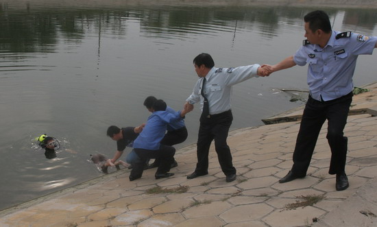 图文:通惠河三人溺水一人身亡