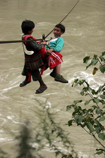 图文:溜索上学_新闻中心_新浪网