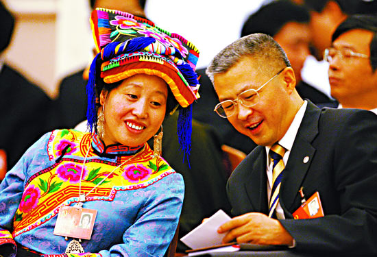 四川代表团代表刘文芝(女羌族)和杜伟华在分组讨论上热议报告.