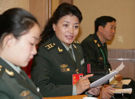 图文西藏军区文工团演员巴桑在讨论中