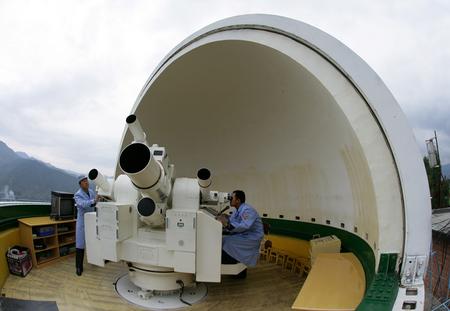 图文:技术人员在调试光学经纬仪