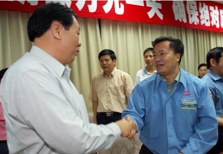 2007年10月24日晚,前往厦门航天测控站的市委副书记黄杰成向测控站