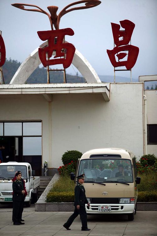 图文:西昌机场总有军人在忙碌