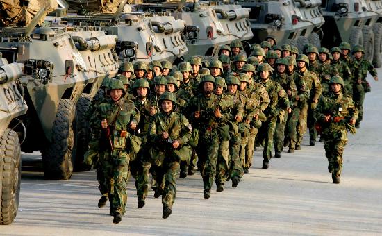 国内新闻 正文       11月1日,接到命令的参演部队官兵紧急行动.