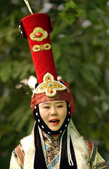 11月6日,蒙古族原生态"吾博"组合成员娜仁托娅在演唱蒙古族长调