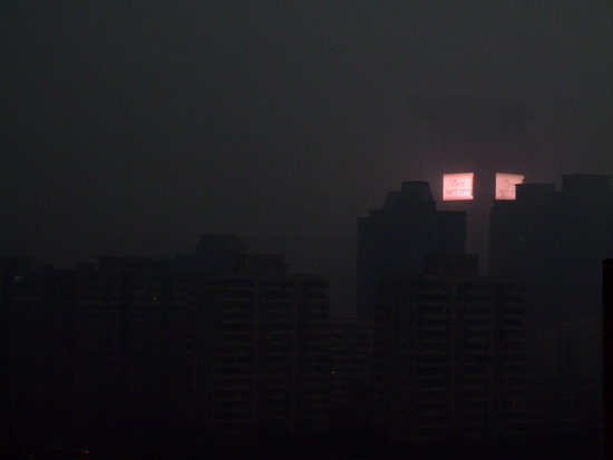北京遭遇雷雨天气白昼如黑夜(组图)