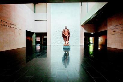 陈列馆序厅，由邓小平雕像与一副浮雕壁画组成