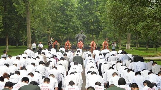 8月18日，四川广安纪念活动现场。广安日报