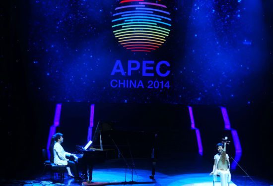 8月20日晚，“花开北京”2014年亚太经合组织第三次高官会文艺演出在国家大剧院举行。京剧、杂技、舞蹈、琵琶与钢琴、男高音序曲等精彩节目，让中外嘉宾掌声四起。戴冰摄 