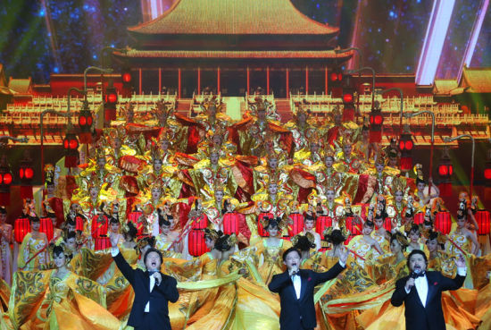 8月20日晚，“花开北京”2014年亚太经合组织第三次高官会文艺演出在国家大剧院举行。京剧、杂技、舞蹈、琵琶与钢琴、男高音序曲等精彩节目，让中外嘉宾掌声四起。戴冰摄