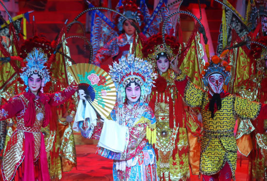 8月20日晚，“花开北京”2014年亚太经合组织第三次高官会文艺演出在国家大剧院举行。京剧、杂技、舞蹈、琵琶与钢琴、男高音序曲等精彩节目，让中外嘉宾掌声四起。戴冰摄