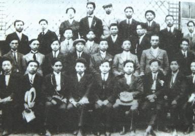  1924年7月，出席中国共产主义青年团旅欧第三次代表大会的代表在巴黎合影。前排左四为周恩来，后排右三为邓小平。（翻拍）