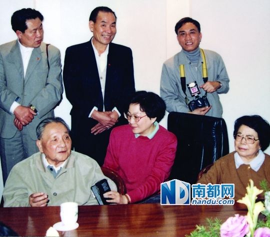 1992年1月，珠江冰箱厂内，邓小平在讲话，女儿邓楠拿着录音机做实时录音。后排右一为黎尔宽。受访者供图