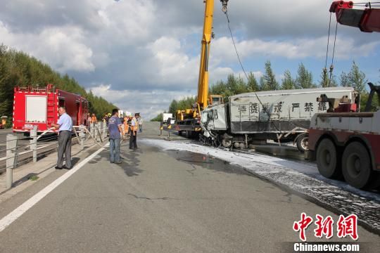 图为事故救援现场　巩凤祥　摄