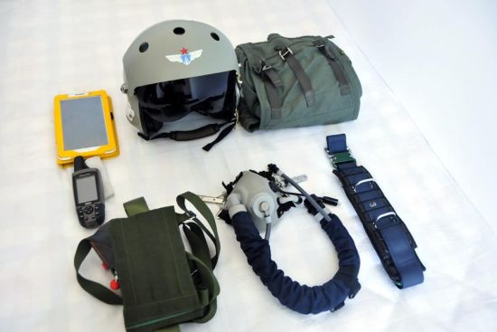 “飞豹”战机飞行员的全套装护具。 新华军网记者杨茹摄