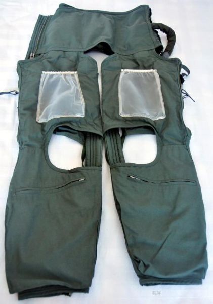 新式抗荷服。 新华军网记者杨茹摄