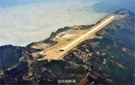 据悉该机场海拔677米，是广西海拔最高的机场，开建前场址内有大小高低山头65座。