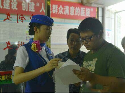 　　九江市第一人民医院的空姐导诊