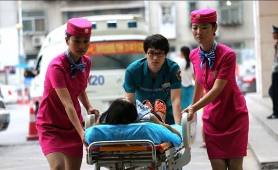 粉色的“空姐装”吸引眼球的同时也备受争议。