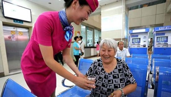 院方表示空姐导诊护士举止更规范，语气也更具说服力。