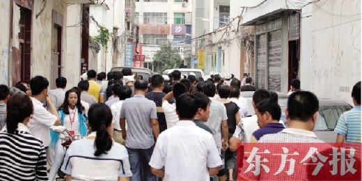   9月1日，太康县城，乡亲们和张红卫的同事自发来到路口，送她最后一程