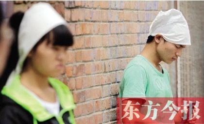 张红卫资助过的王小玉和章朋举，哭着赶来送别“妈妈”
