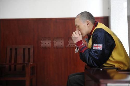 2010年10月28日，长沙市中级人民法院，周友平在接受庭审。