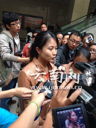 昆明市盘龙区副区长陆佳通报事故情况 吴杰摄