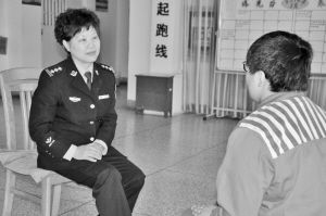 乐燕在狱中接受心理辅导。记者冒群　摄