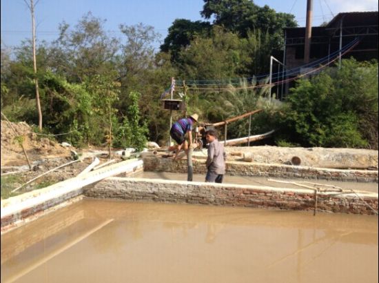 吉水门矿区造纸厂的污水池，10月30日，记者发现该污水厂没有任何污水处理设备