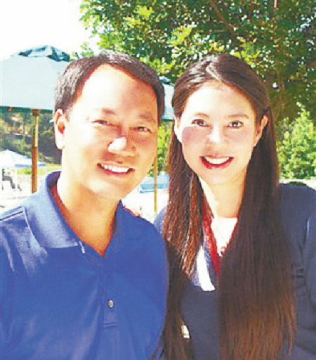 胡娜与美籍华裔网球选手张德培合影。