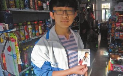 十年过去，刘浩手指上伤疤仍清晰。左图为刘浩拿着2004年本报记者在医院为他拍摄的照片 　　本组图片 本报记者 张骁 摄 