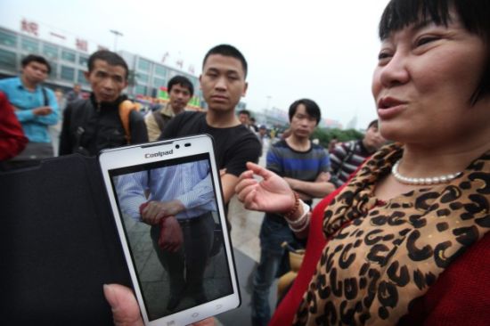 现场目击群众讲述当时情景（资料图片）