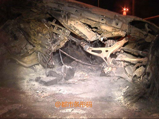 　　车身已完全变形 