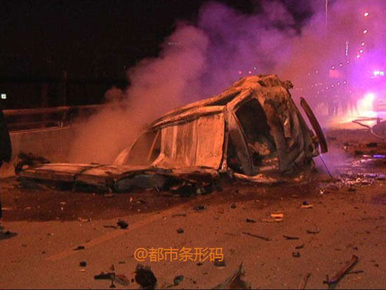 事故现场，肇事车已经撞得支离破碎 供图 