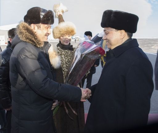 李克强总理身着大衣，头戴皮帽。