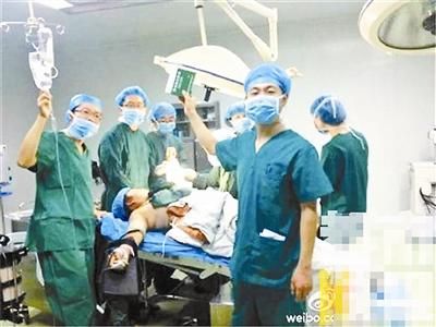 　昨日，西安凤城医院通报手术自拍照事件处分结果 涉事医生称——