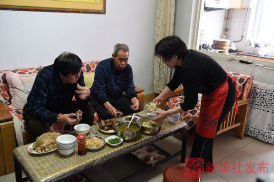 呼格吉勒图父母与汤计在一起吃午饭（2014年12月30日摄）。新华社发布客户端记者 邵琨 摄