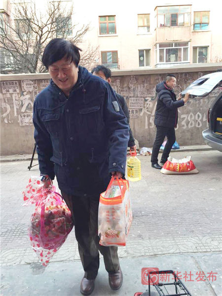 新华社记者汤计走到李三仁家门口（2014年12月30日摄）。新华社发布客户端记者 张丽娜 摄