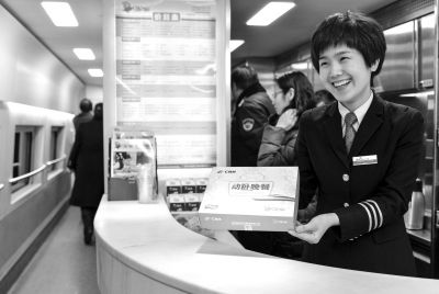 高铁动卧首发列车上，新推出免费的动卧晚餐。京华时报记者王苡萱摄