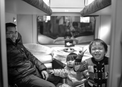 一名小乘客兴奋地对着镜头摆姿势。