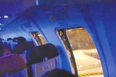 机舱内紧急出口被打开。微博图片