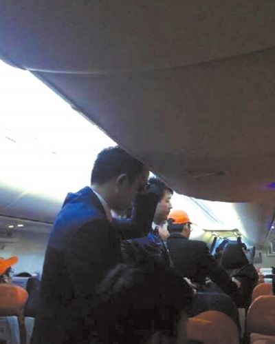 乘客与机组交涉。