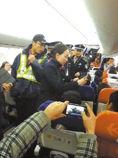 警方登机调查。